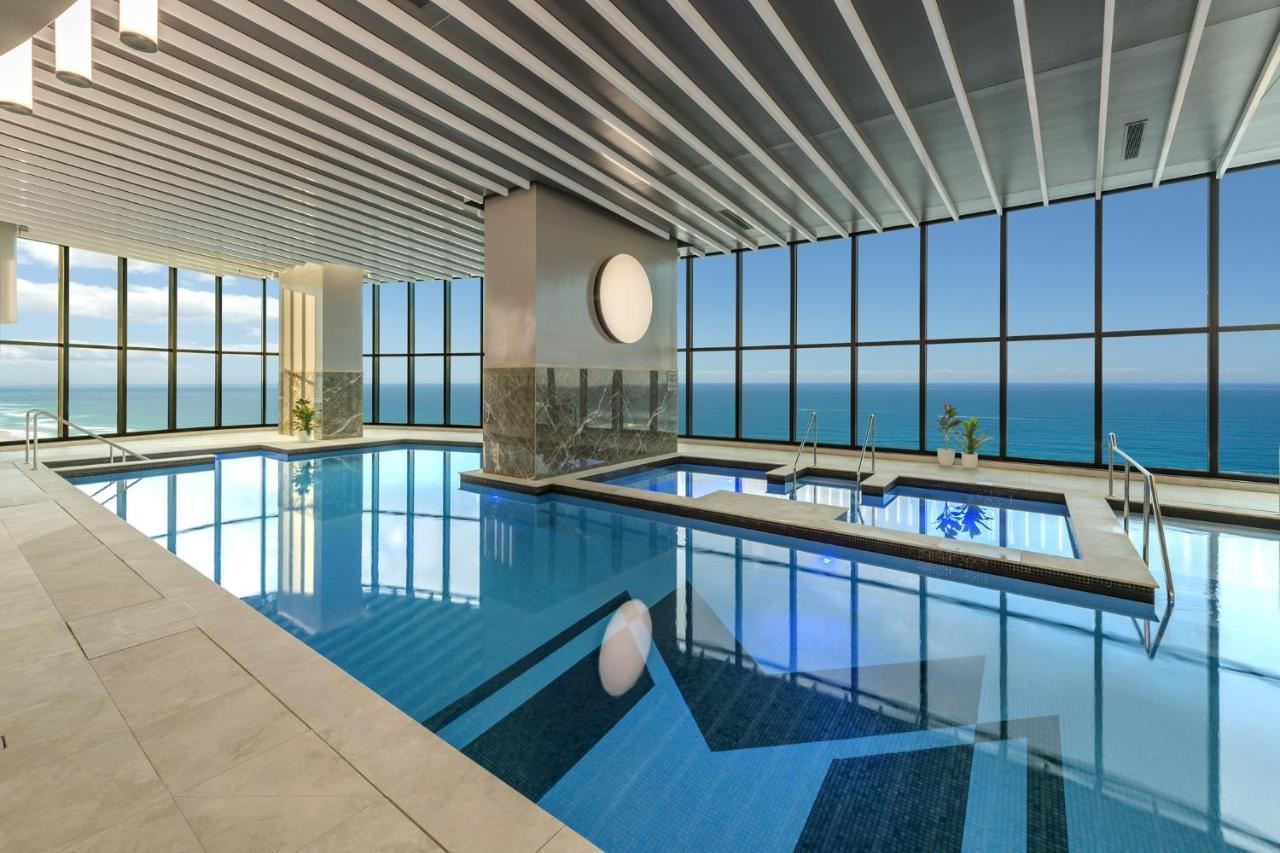 Meriton Suites Surfers Paradise Gold Coast Zewnętrze zdjęcie The swimming pool at the hotel
