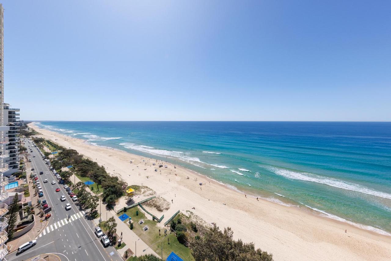 Meriton Suites Surfers Paradise Gold Coast Zewnętrze zdjęcie The beach at the resort