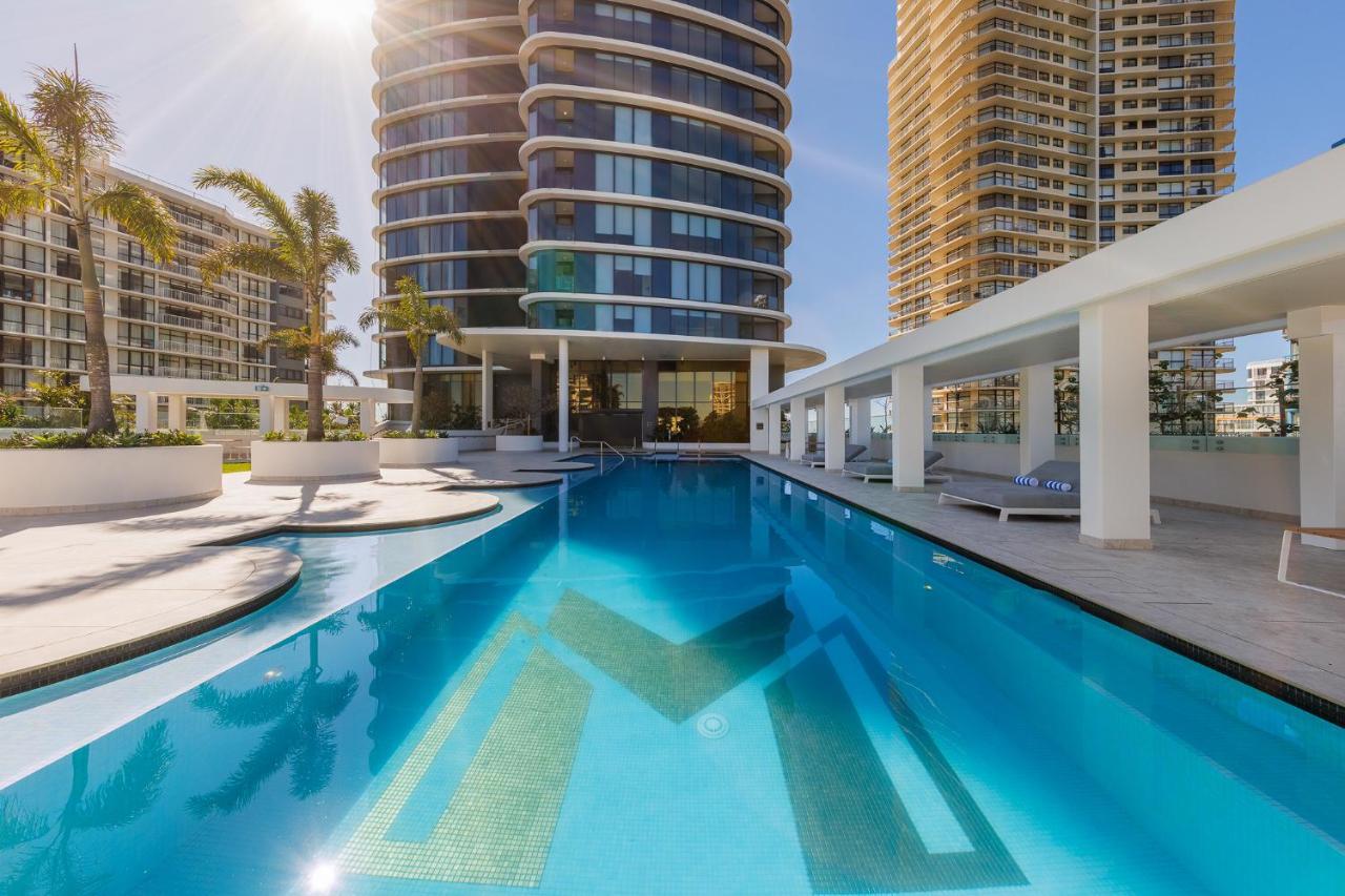 Meriton Suites Surfers Paradise Gold Coast Zewnętrze zdjęcie The swimming pool at the hotel