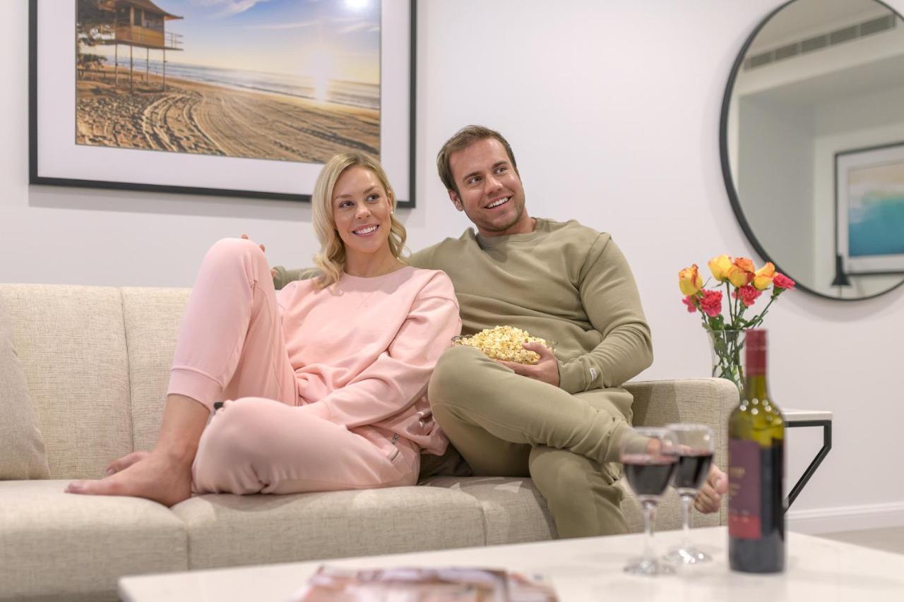 Meriton Suites Surfers Paradise Gold Coast Zewnętrze zdjęcie A couple watching a movie together.