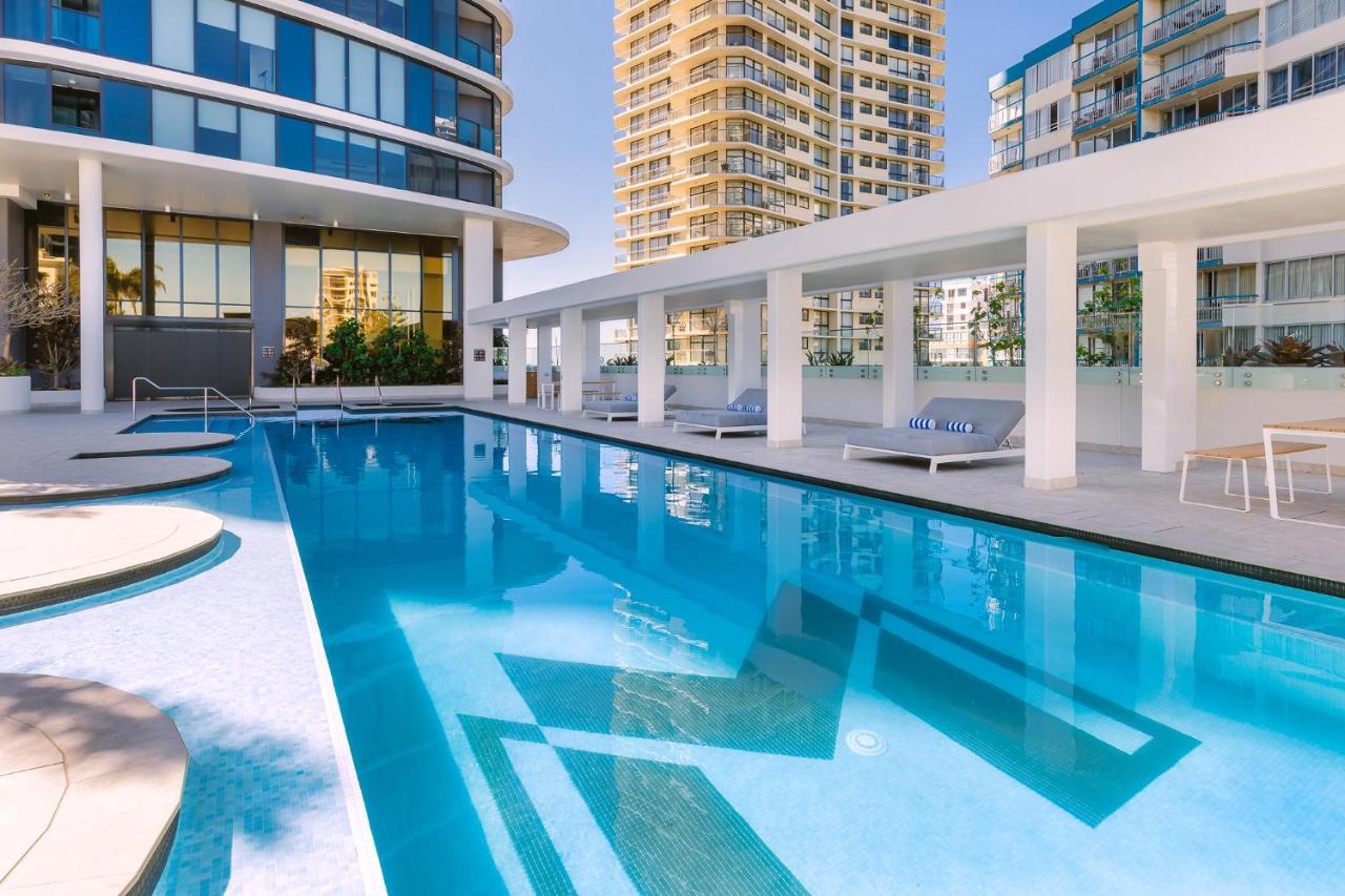 Meriton Suites Surfers Paradise Gold Coast Zewnętrze zdjęcie The swimming pool at the hotel