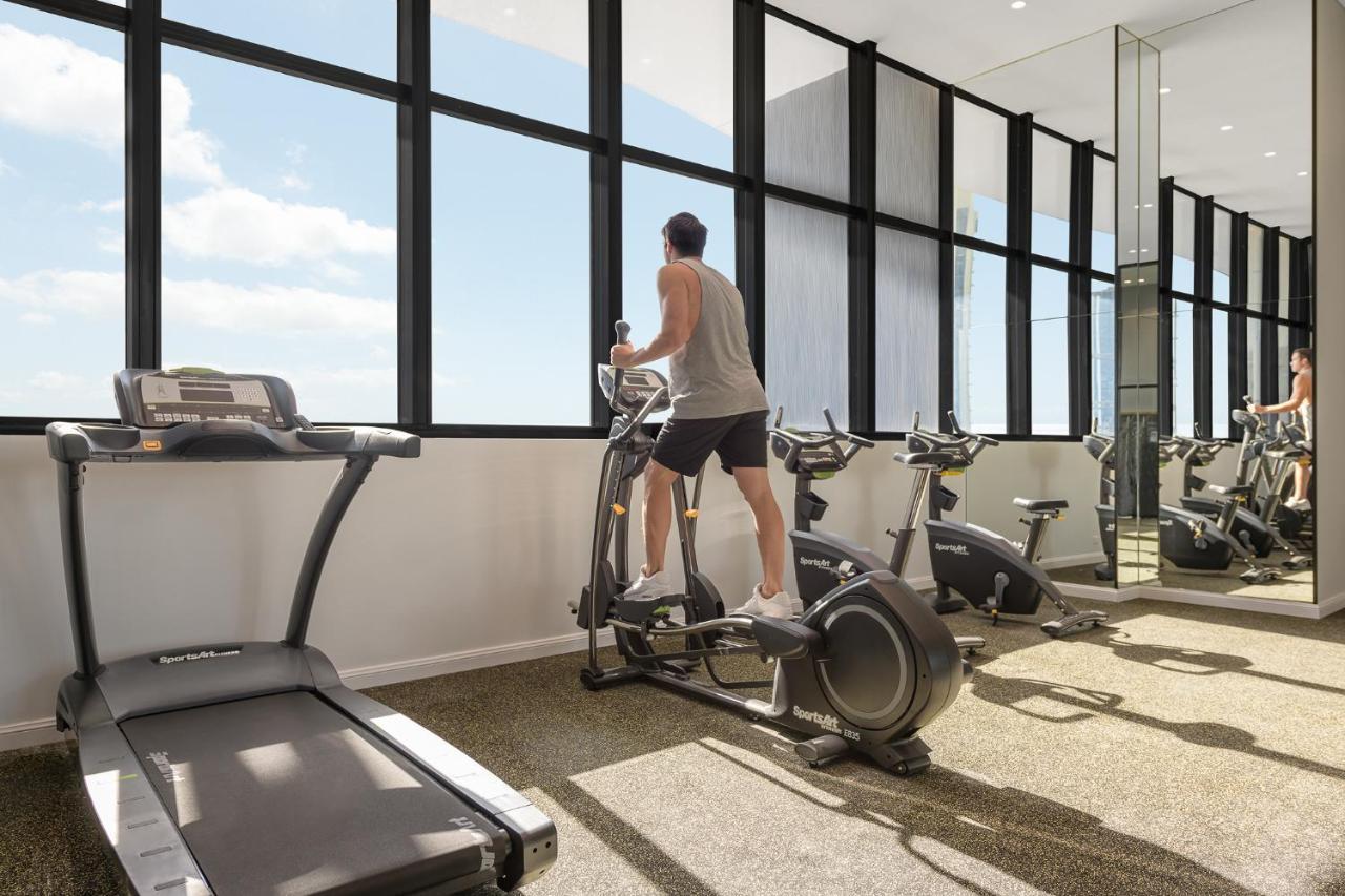 Meriton Suites Surfers Paradise Gold Coast Zewnętrze zdjęcie The gym at the top of the tower