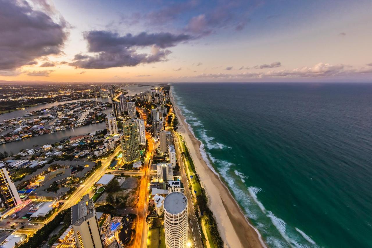 Meriton Suites Surfers Paradise Gold Coast Zewnętrze zdjęcie Aerial view of the Gold Coast skyline at dusk